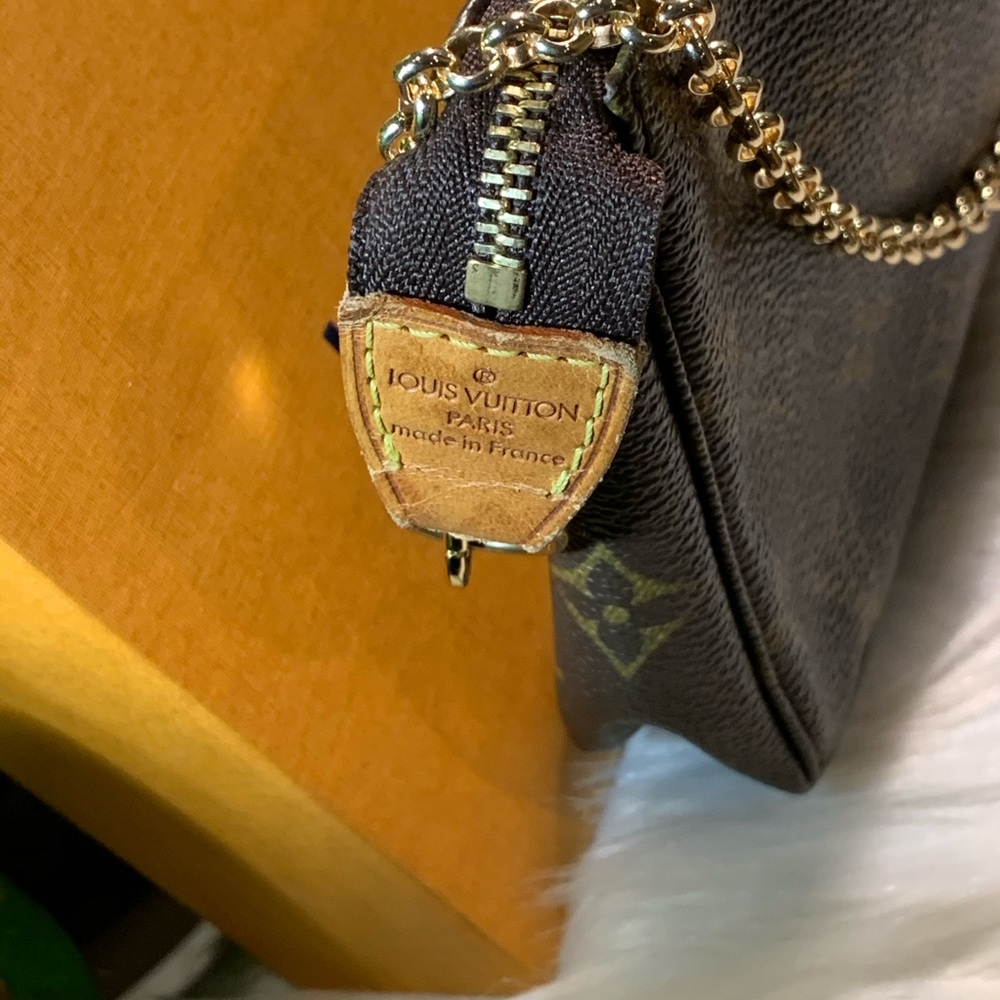 ❗️SOLD ❗️LV Poche Acce w/ LV strap - Picture 8 of 8